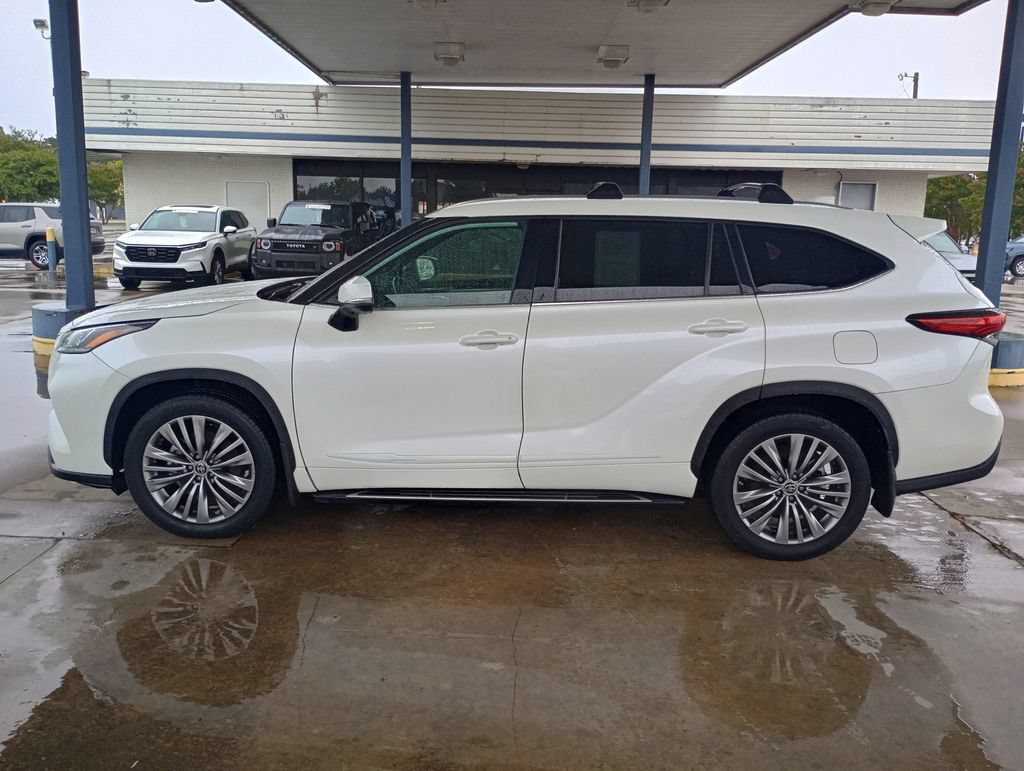 Used 2021 Toyota Highlander Platinum FWD image 2