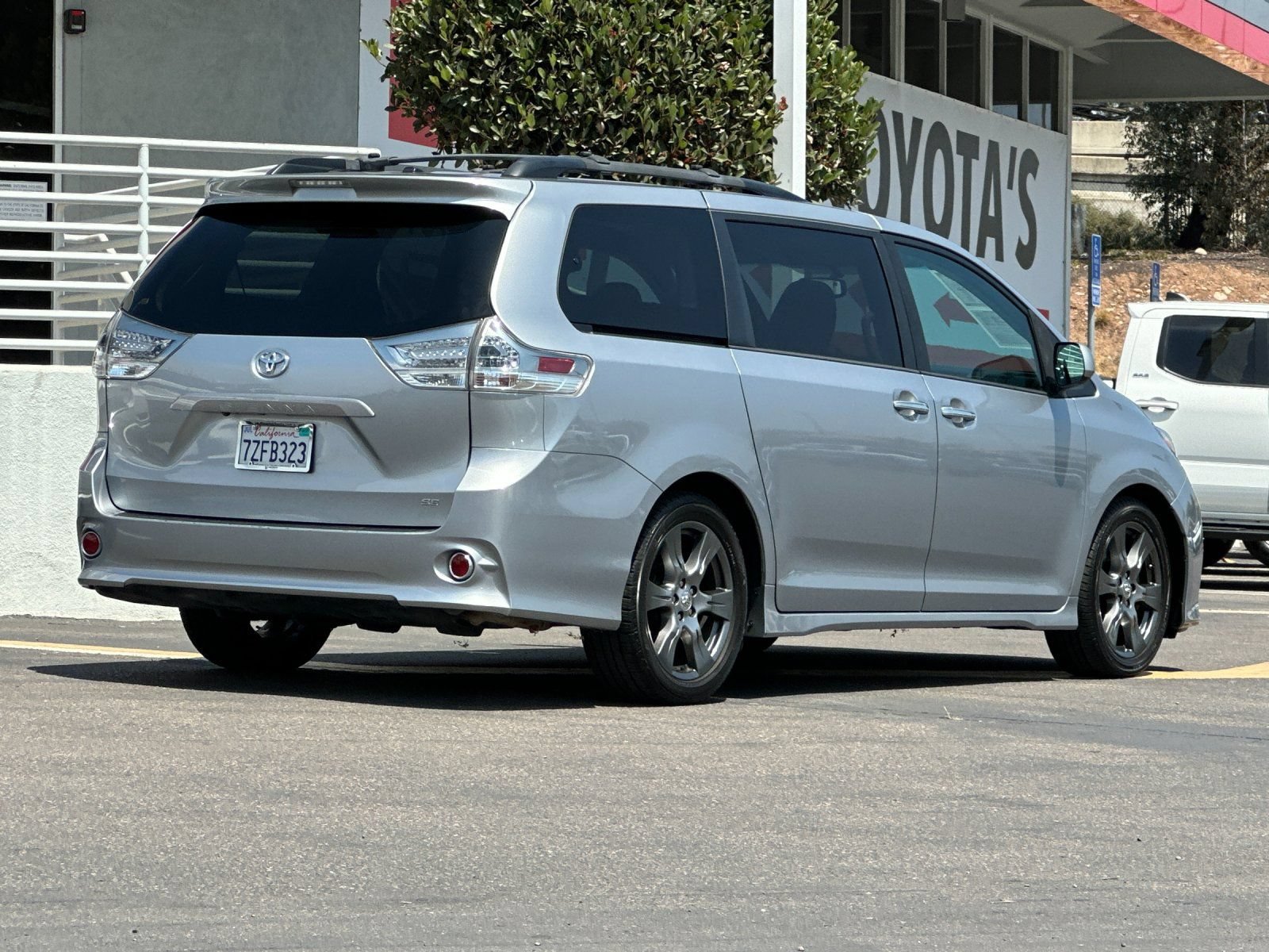 Used 2017 Toyota Sienna SE Premium FWD image 5