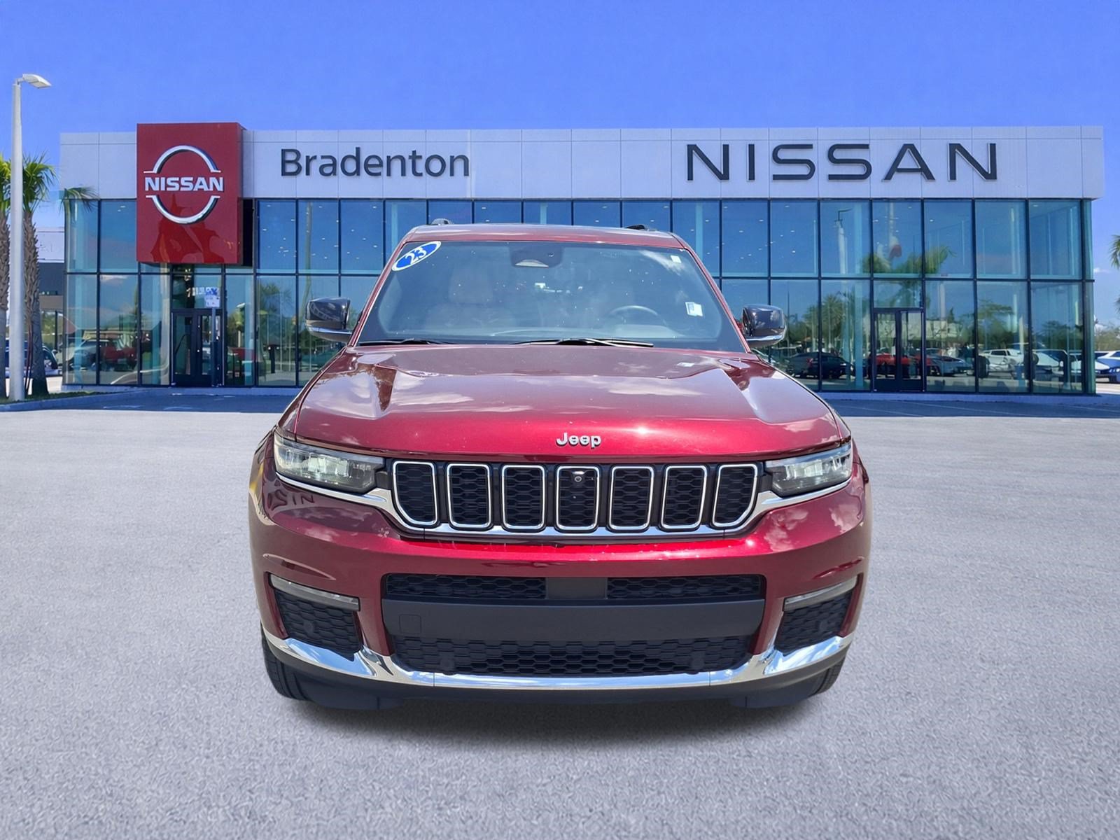 Used 2023 Jeep Grand Cherokee L Limited w/ Luxury Tech Group II AWD/4WD image 2