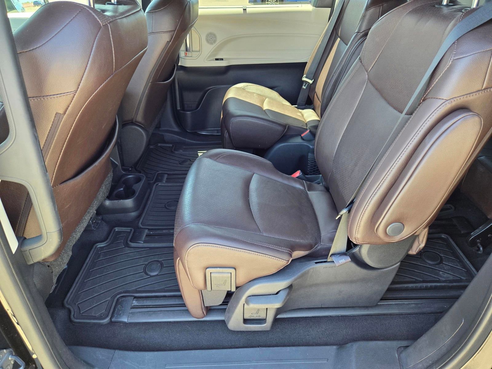Used 2022 Toyota Sienna Platinum FWD image 10