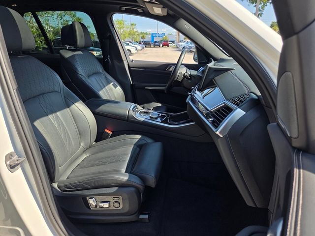 Used 2025 BMW X5 xDrive50e AWD/4WD image 24