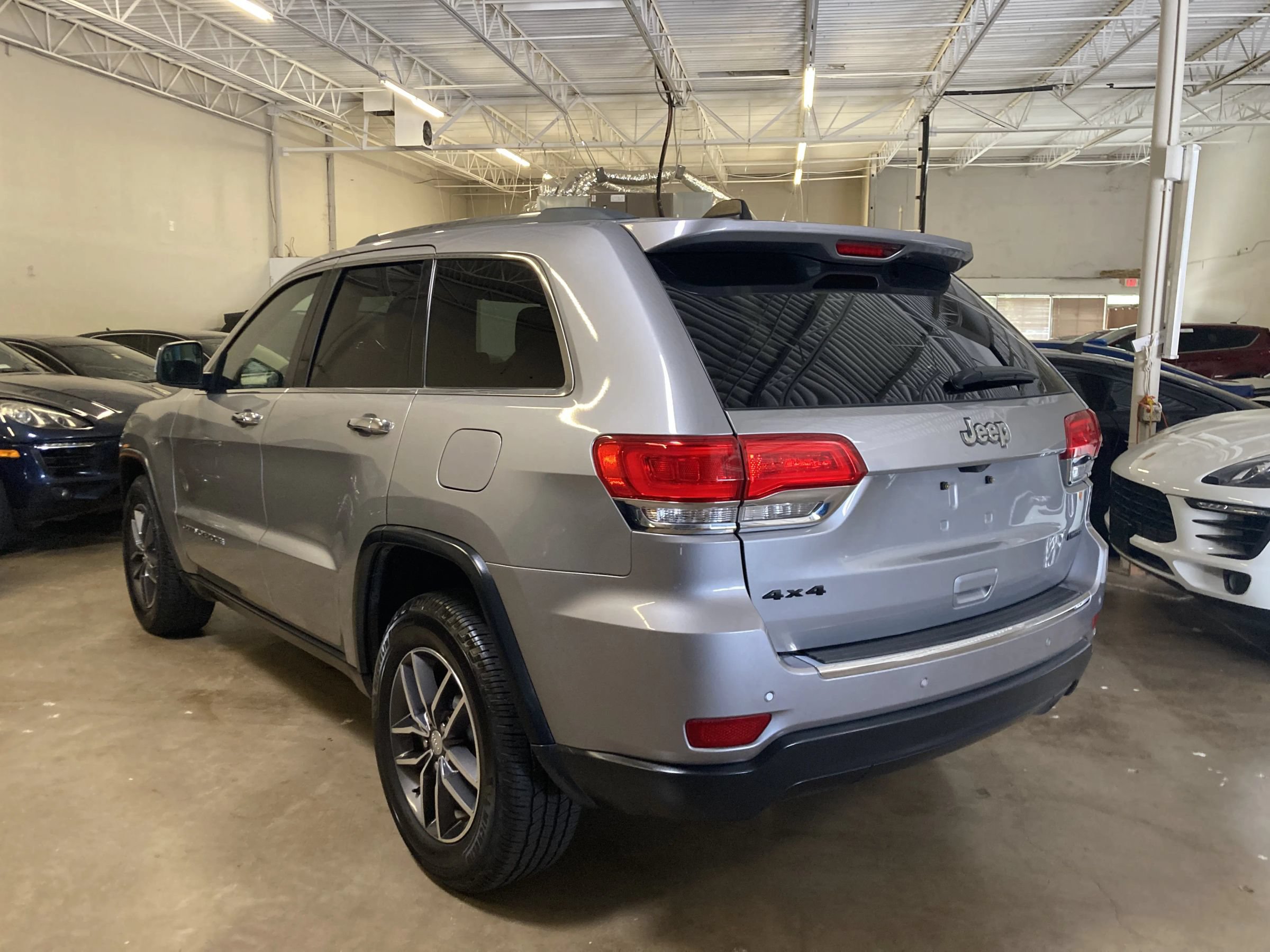 Used 2018 Jeep Grand Cherokee Limited AWD/4WD image 4