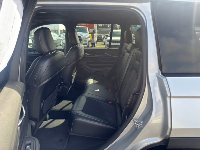 Used 2025 Jeep Grand Cherokee Altitude image 35