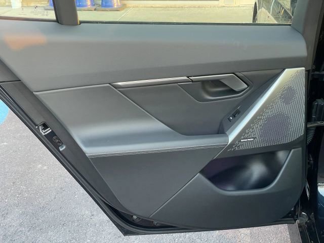 Used 2025 BMW 550e xDrive w/ Premium Package image 43