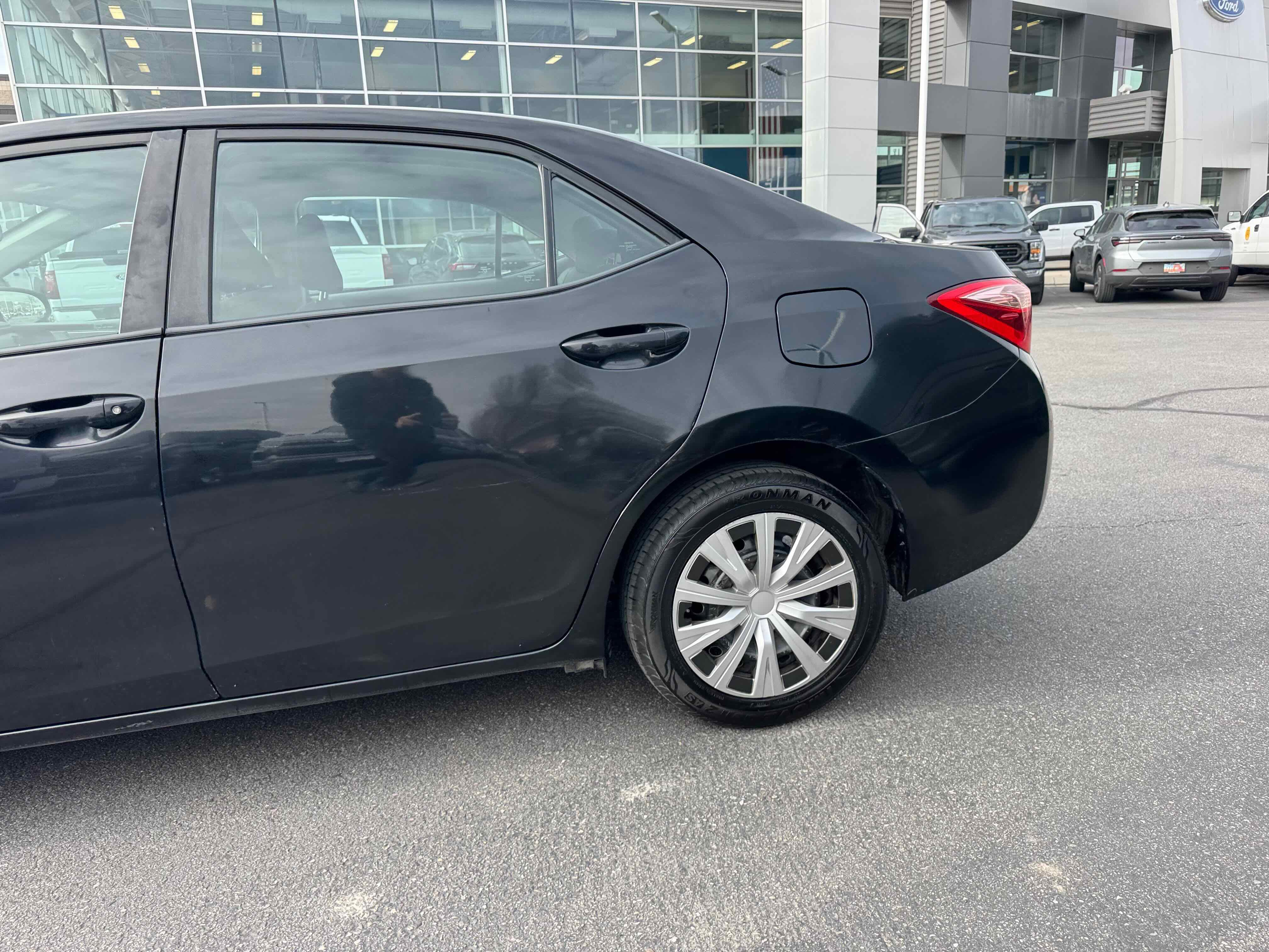 Used 2018 Toyota Corolla LE image 4