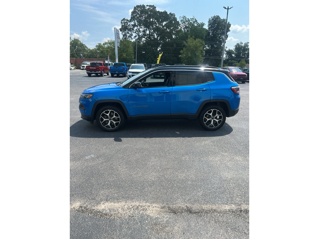 Used 2025 Jeep Compass Limited w/ Sun & Sound Group AWD/4WD image 2