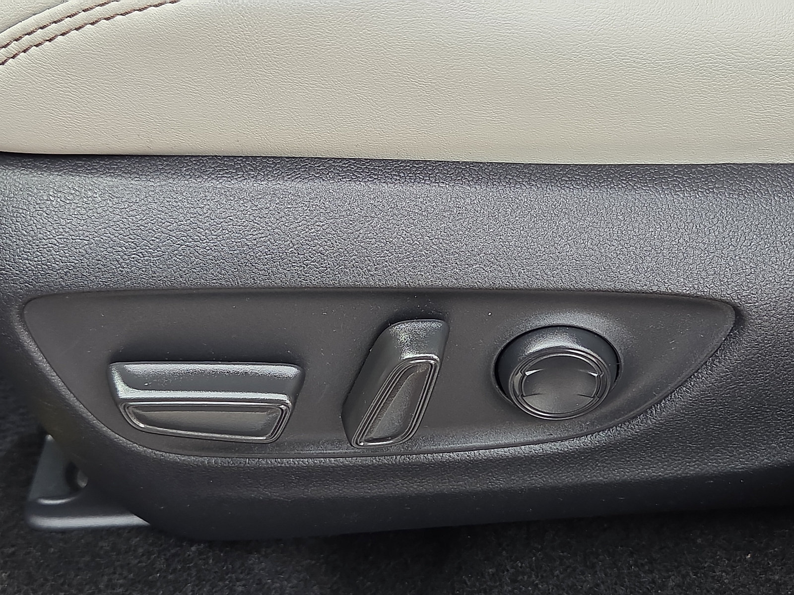 Used 2025 Toyota RAV4 XLE Premium FWD image 14