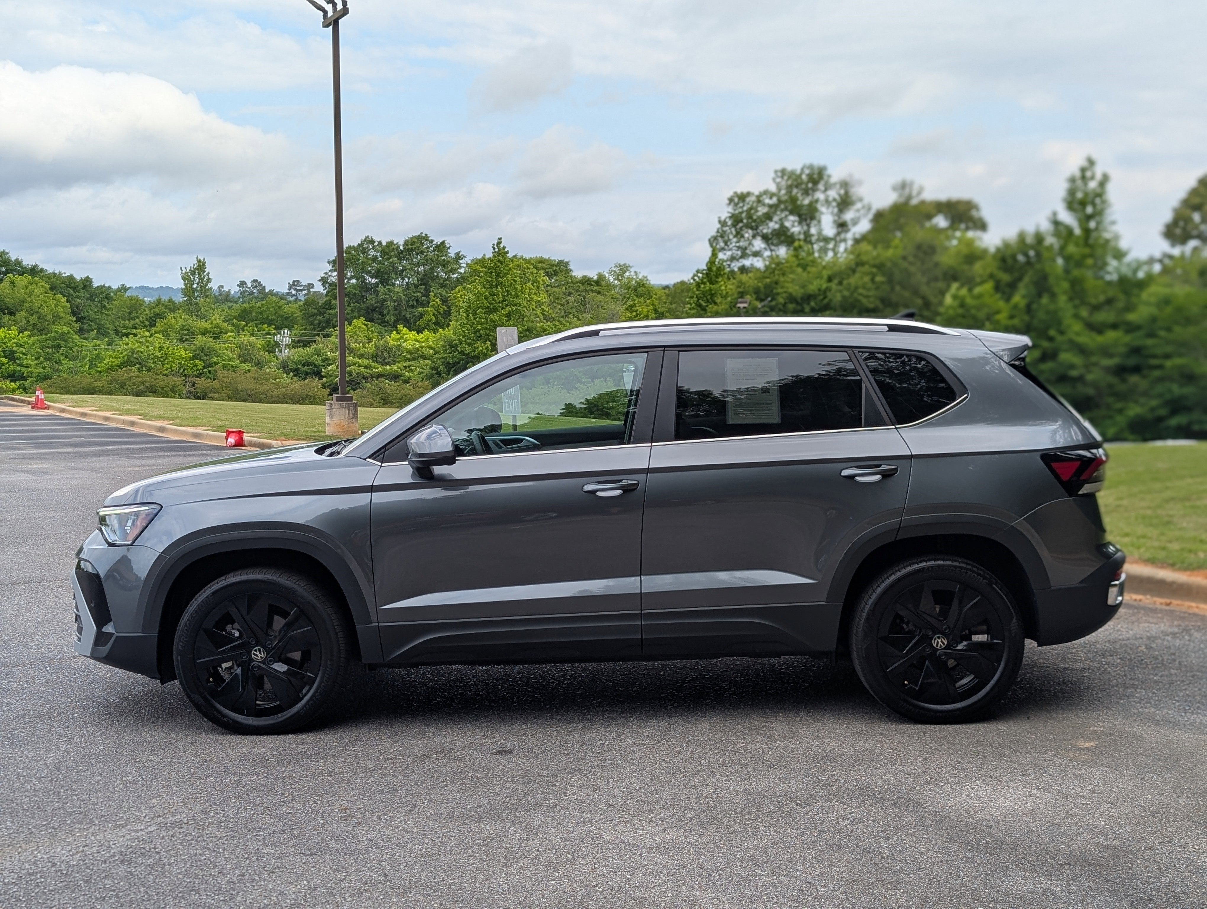 Used 2025 Volkswagen Taos SE w/ Panoramic Sunroof Package FWD image 6