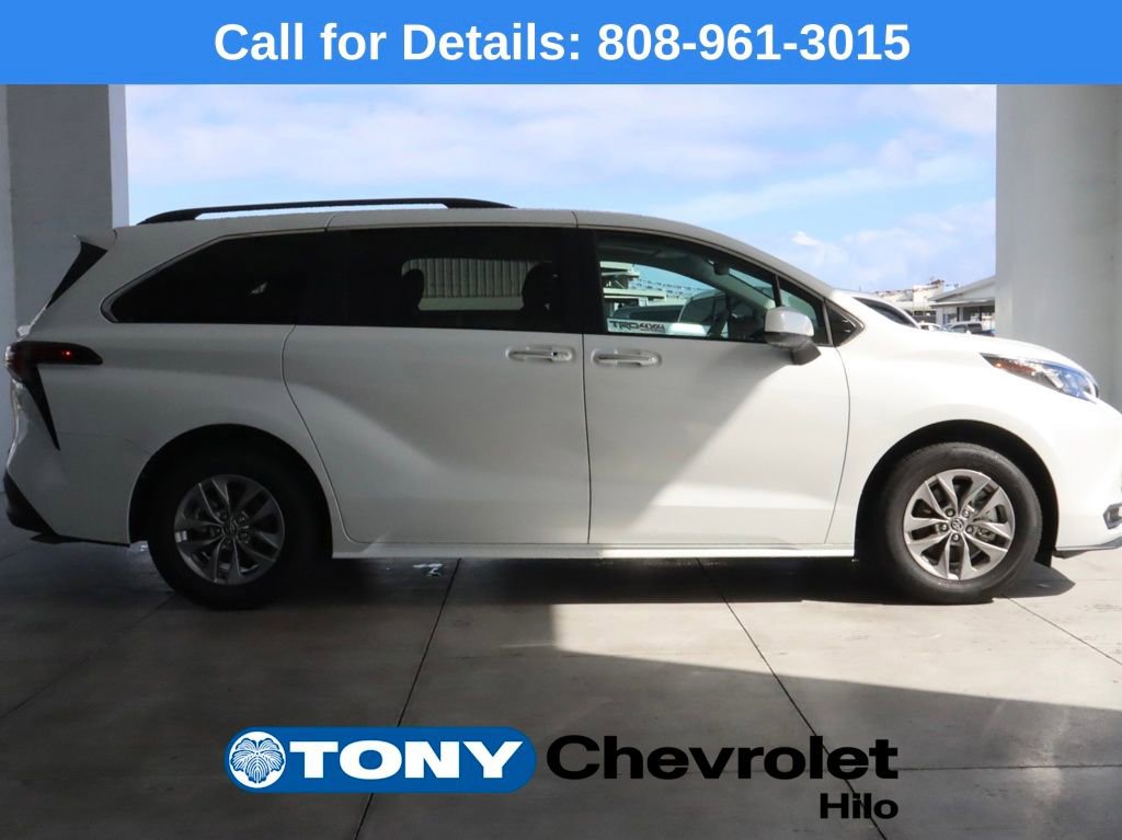 Used 2026 Toyota Sienna XLE image 6