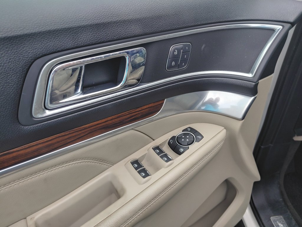 Used 2018 Ford Explorer Limited FWD image 8