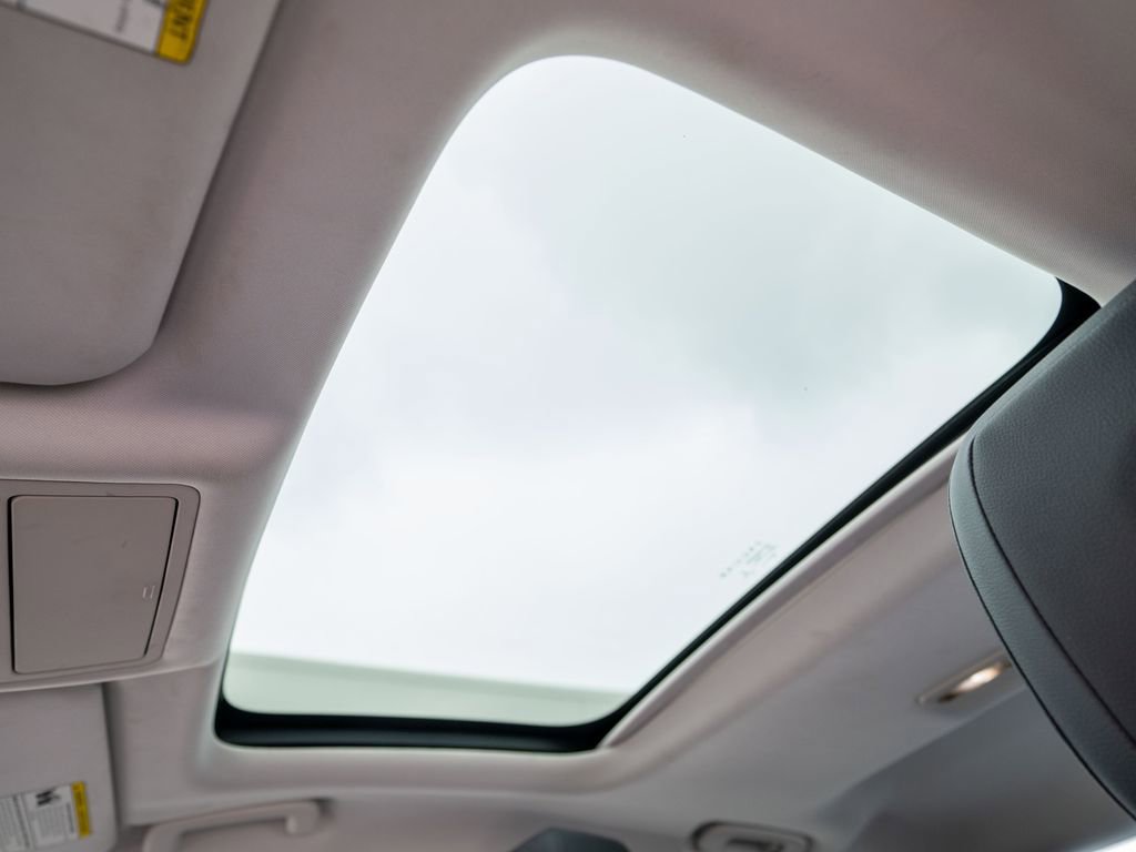 Used 2017 Jaguar XF Premium image 25