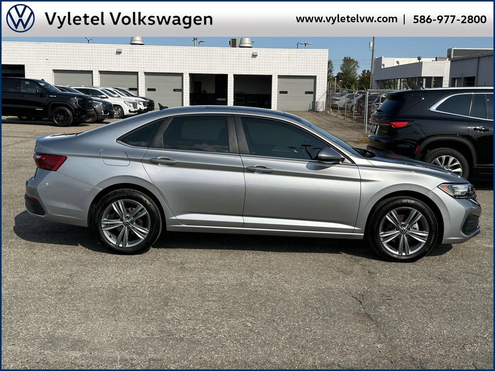 Certified 2024 Volkswagen Jetta SE w/ Panoramic Sunroof Package image 2