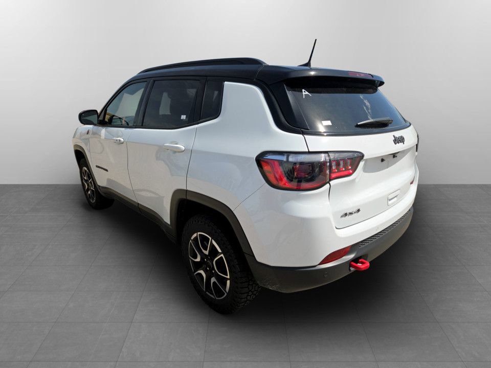 Used 2025 Jeep Compass Trailhawk AWD/4WD image 9