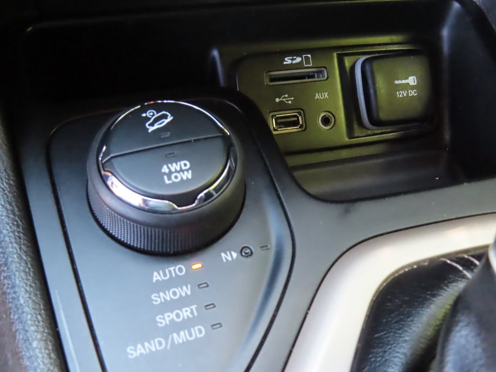 Used 2017 Jeep Cherokee Latitude w/ Comfort/Convenience Group AWD/4WD image 10