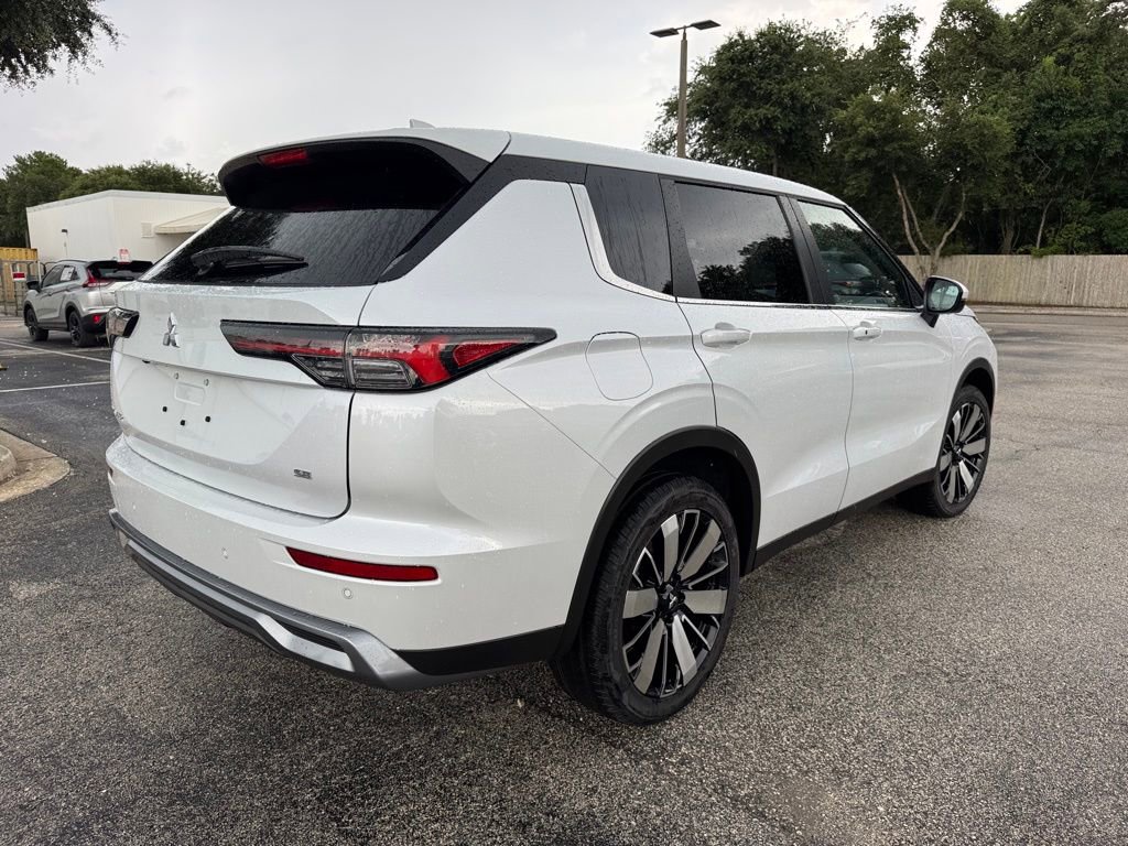 New 2025 Mitsubishi Outlander SE image 8