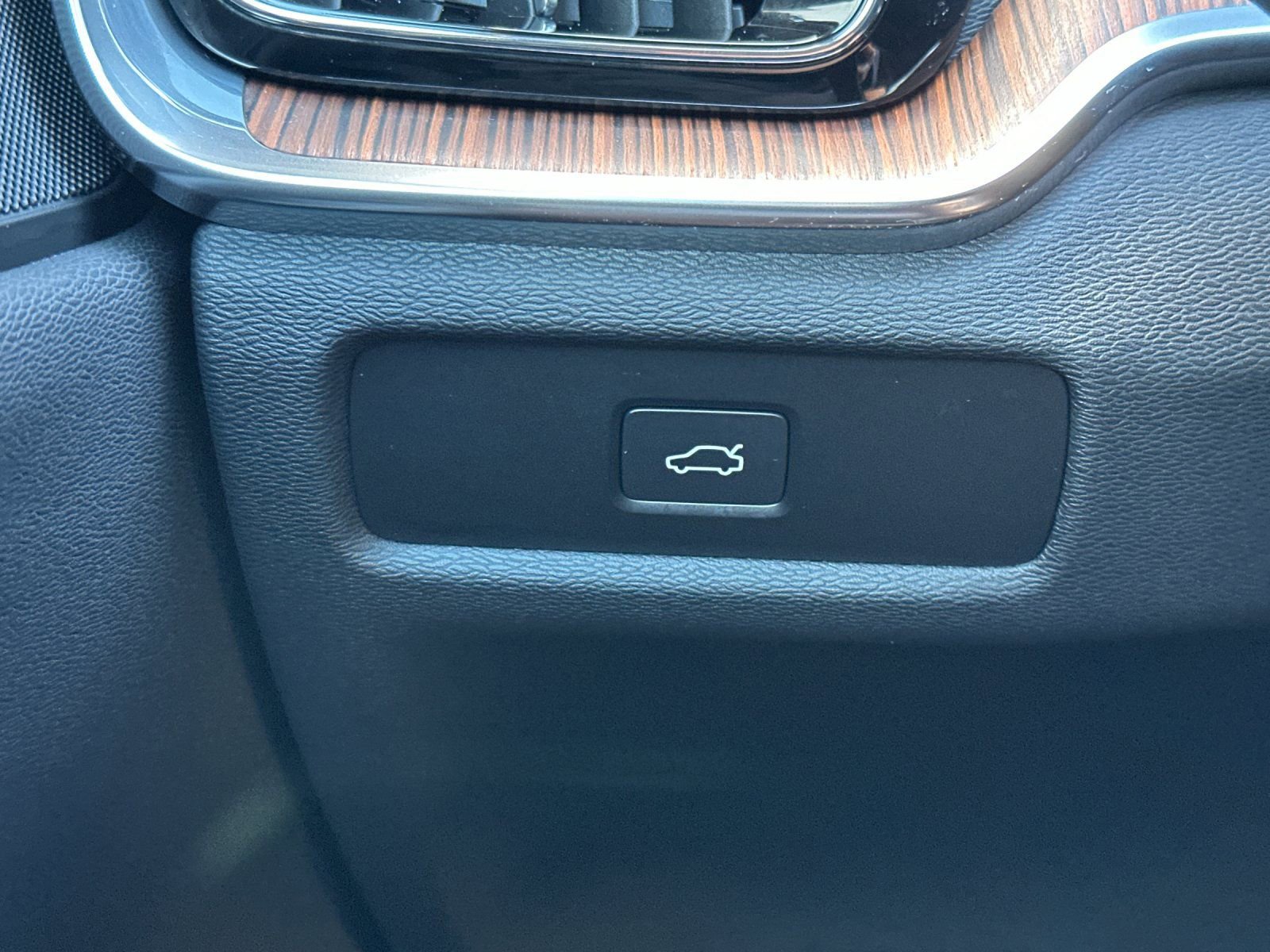Used 2025 Volvo V60 B5 Cross Country Plus image 30