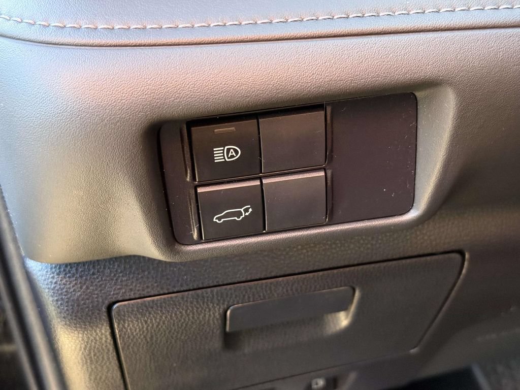 Used 2021 Toyota Highlander XLE AWD/4WD image 31