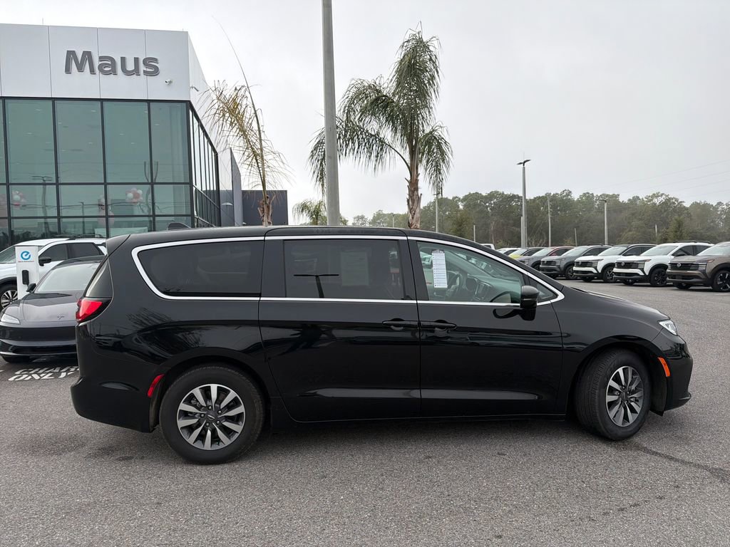 Used 2024 Chrysler Pacifica Select image 15