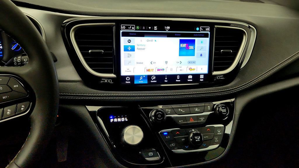 Used 2024 Chrysler Pacifica Limited FWD image 17