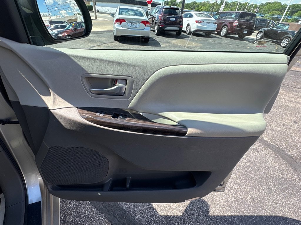 Used 2017 Toyota Sienna XLE w/ XLE Navigation Package FWD image 17