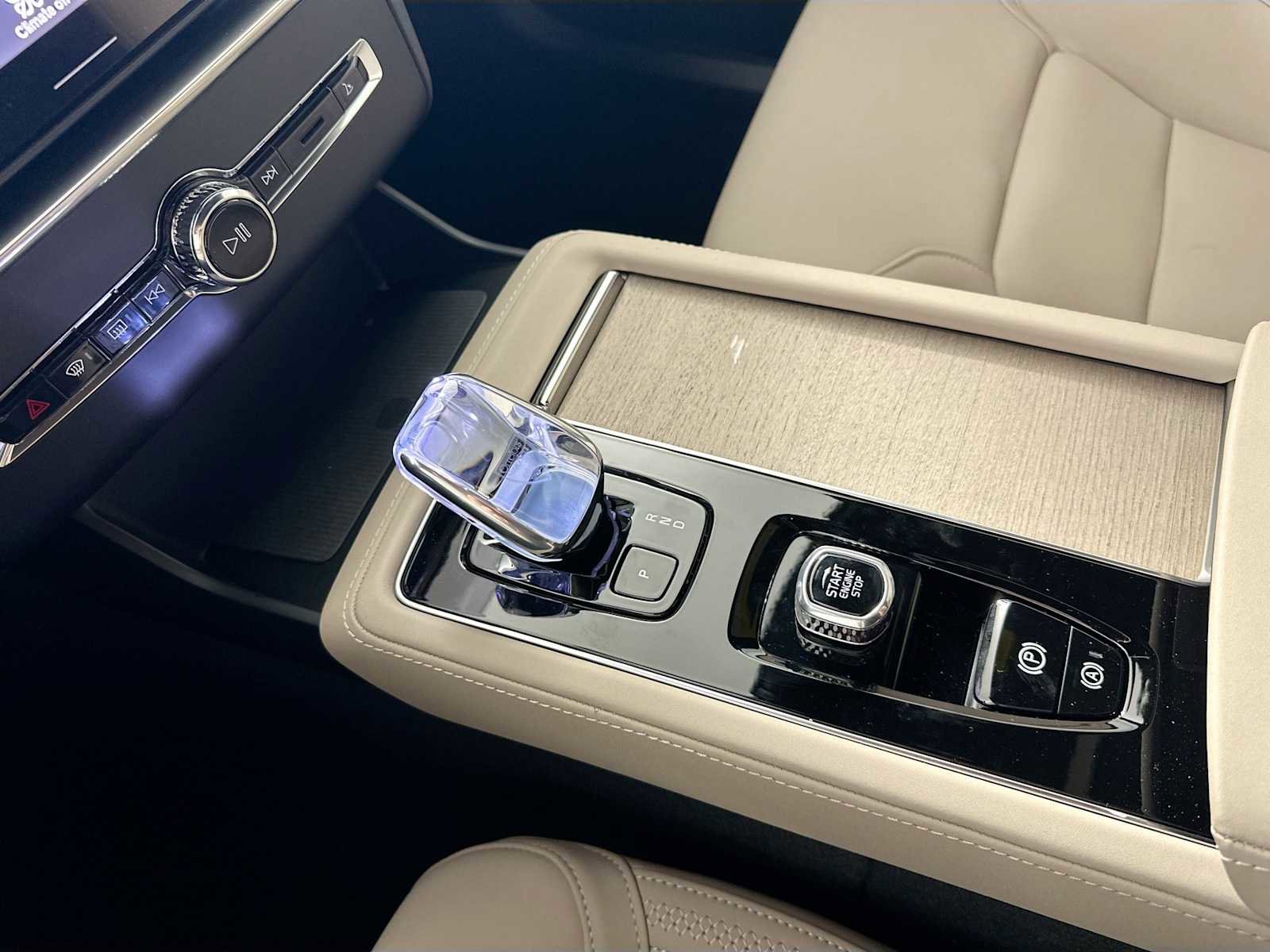 New 2026 Volvo XC90 B5 Plus image 16