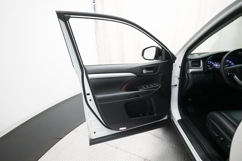 Used 2019 Toyota Highlander XLE image 28