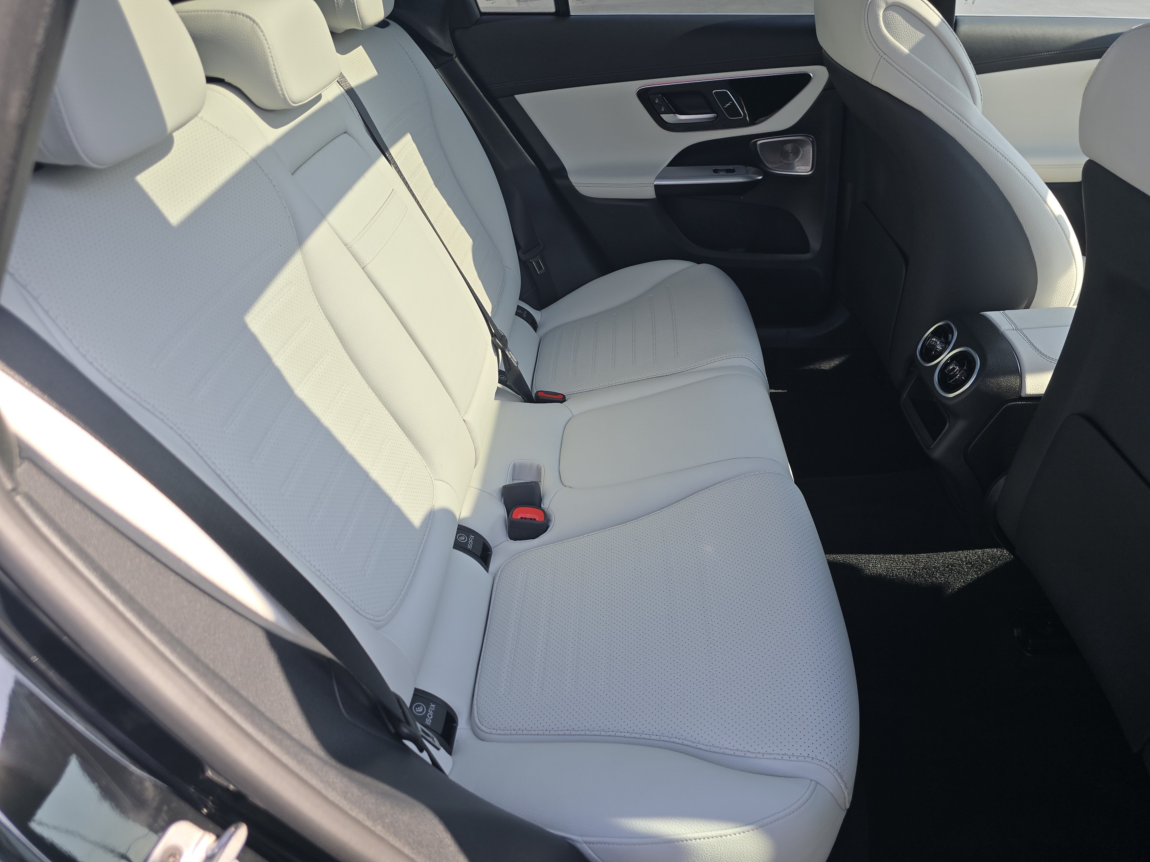 Used 2024 Mercedes-Benz GLC 300 4MATIC image 18