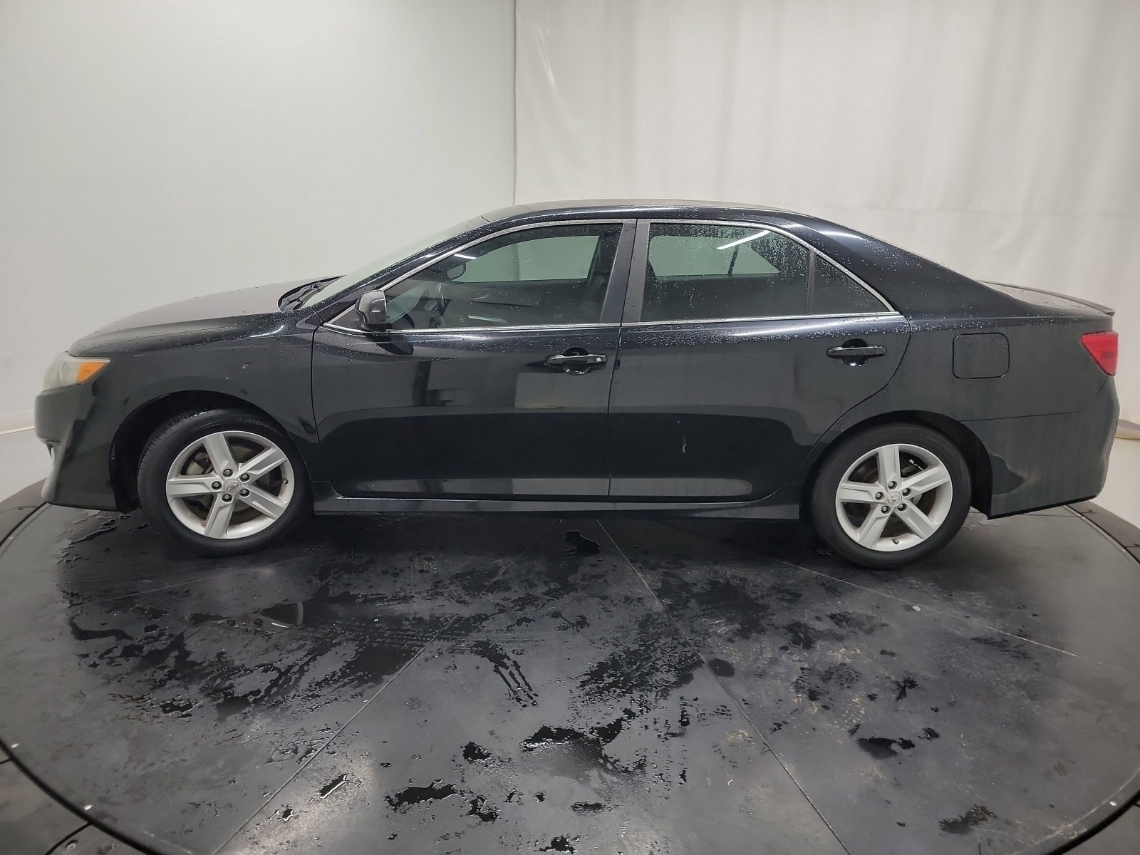 Used 2014 Toyota Camry SE image 4