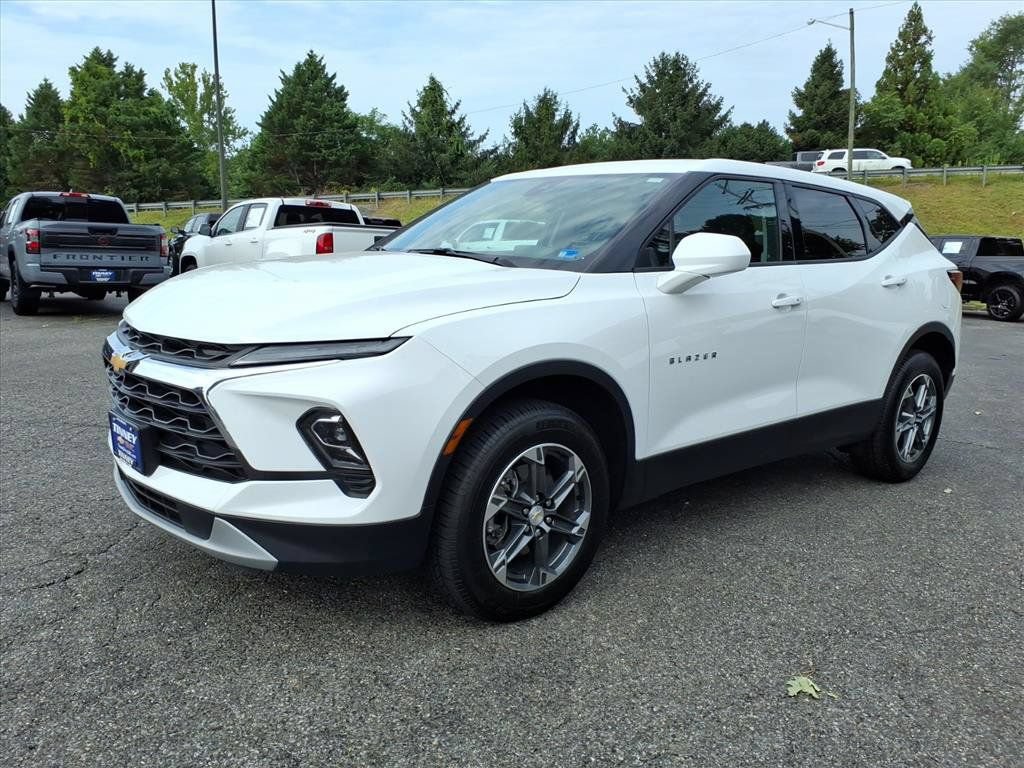 Used 2025 Chevrolet Blazer LT FWD image 7