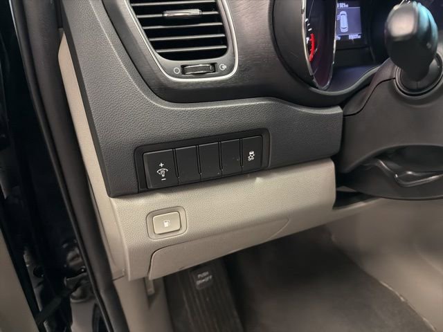 Used 2020 Kia Sedona L image 16