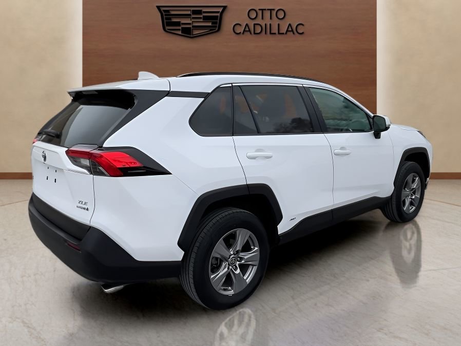 Used 2022 Toyota RAV4 XLE w/ Carpet Mat Package (TMS) image 5