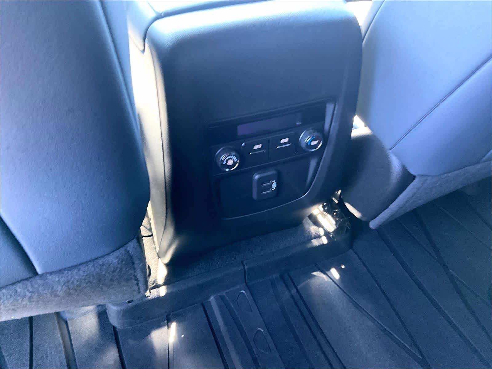 Used 2023 Buick Enclave Essence AWD/4WD image 28