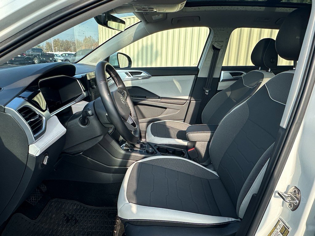 Used 2025 Volkswagen Taos SE w/ Panoramic Sunroof Package image 19