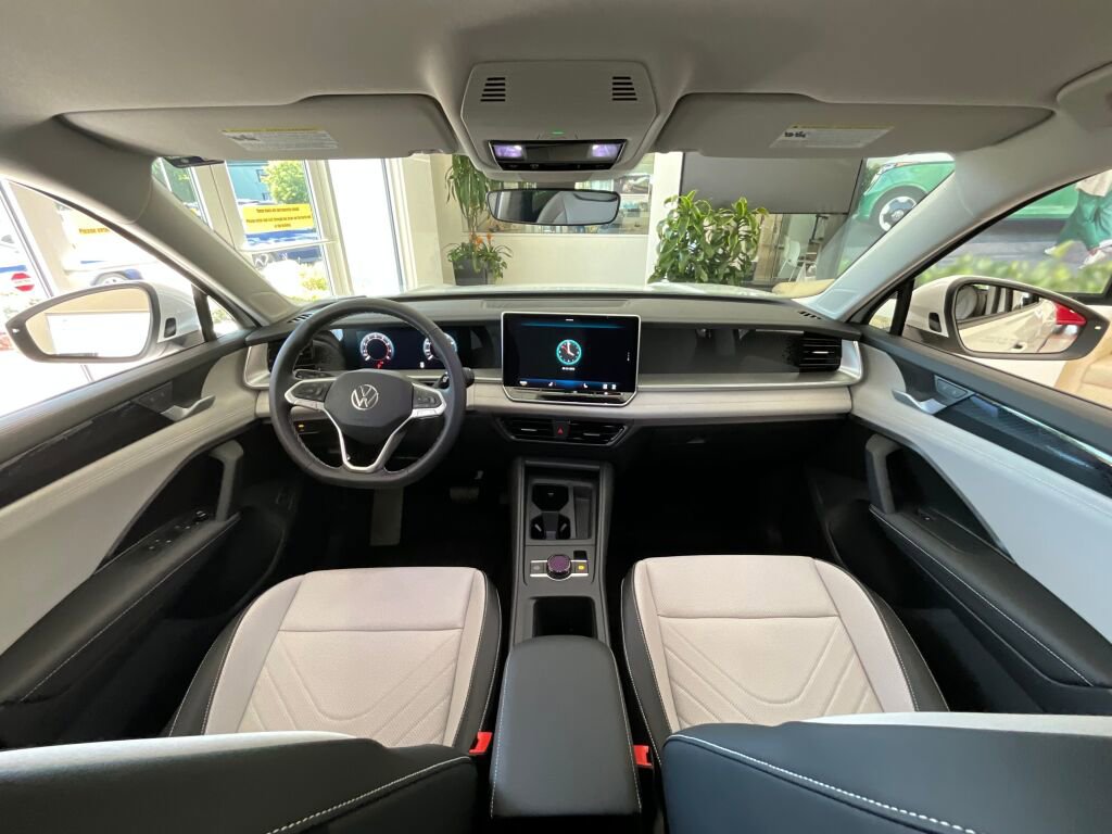 New 2025 Volkswagen Tiguan SE image 12