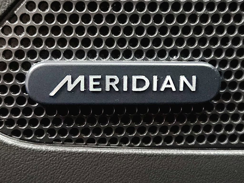 Used 2020 Jaguar F-PACE Premium image 24