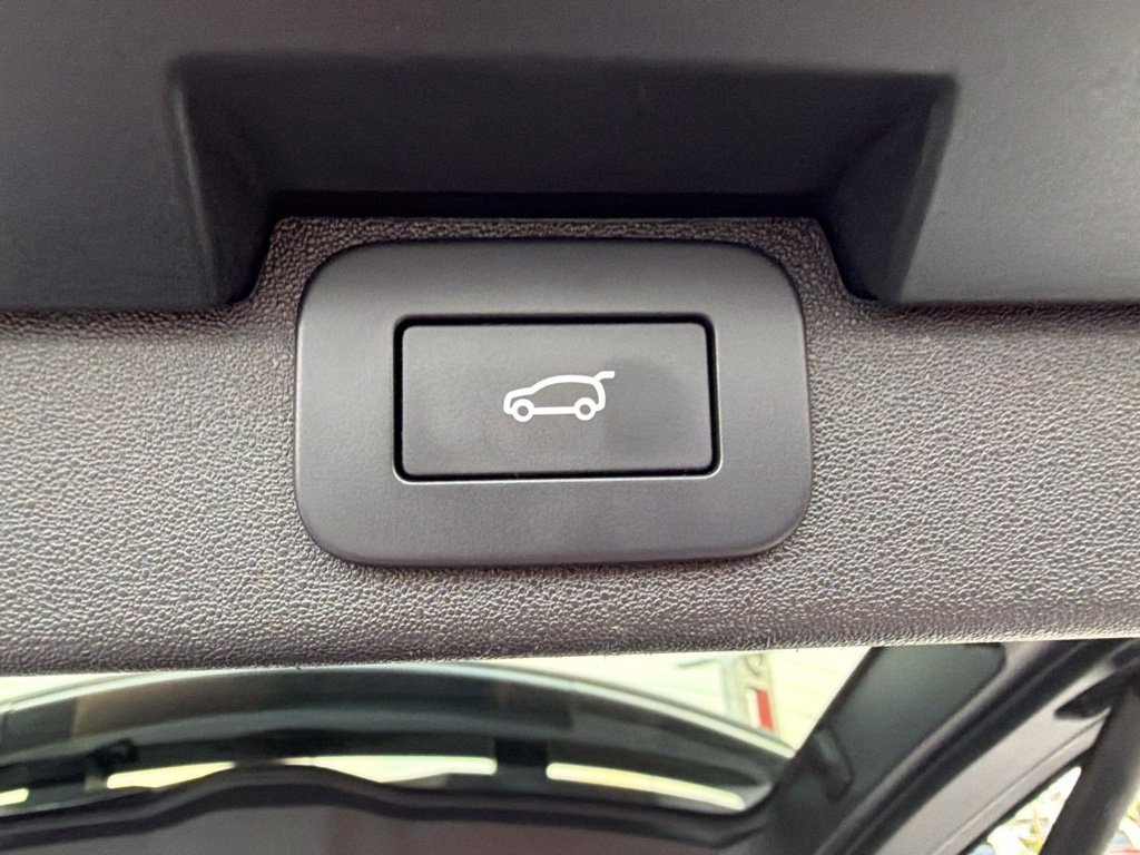 Used 2024 Land Rover Discovery Dynamic SE AWD/4WD image 20
