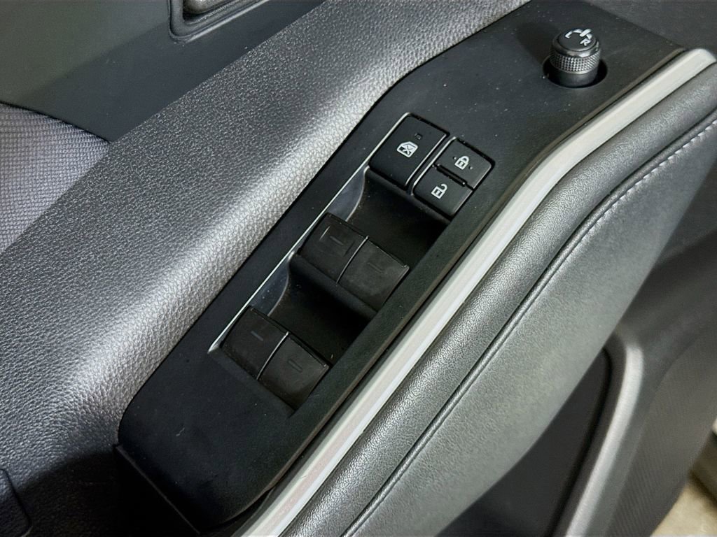 Used 2021 Toyota Highlander LE FWD image 17