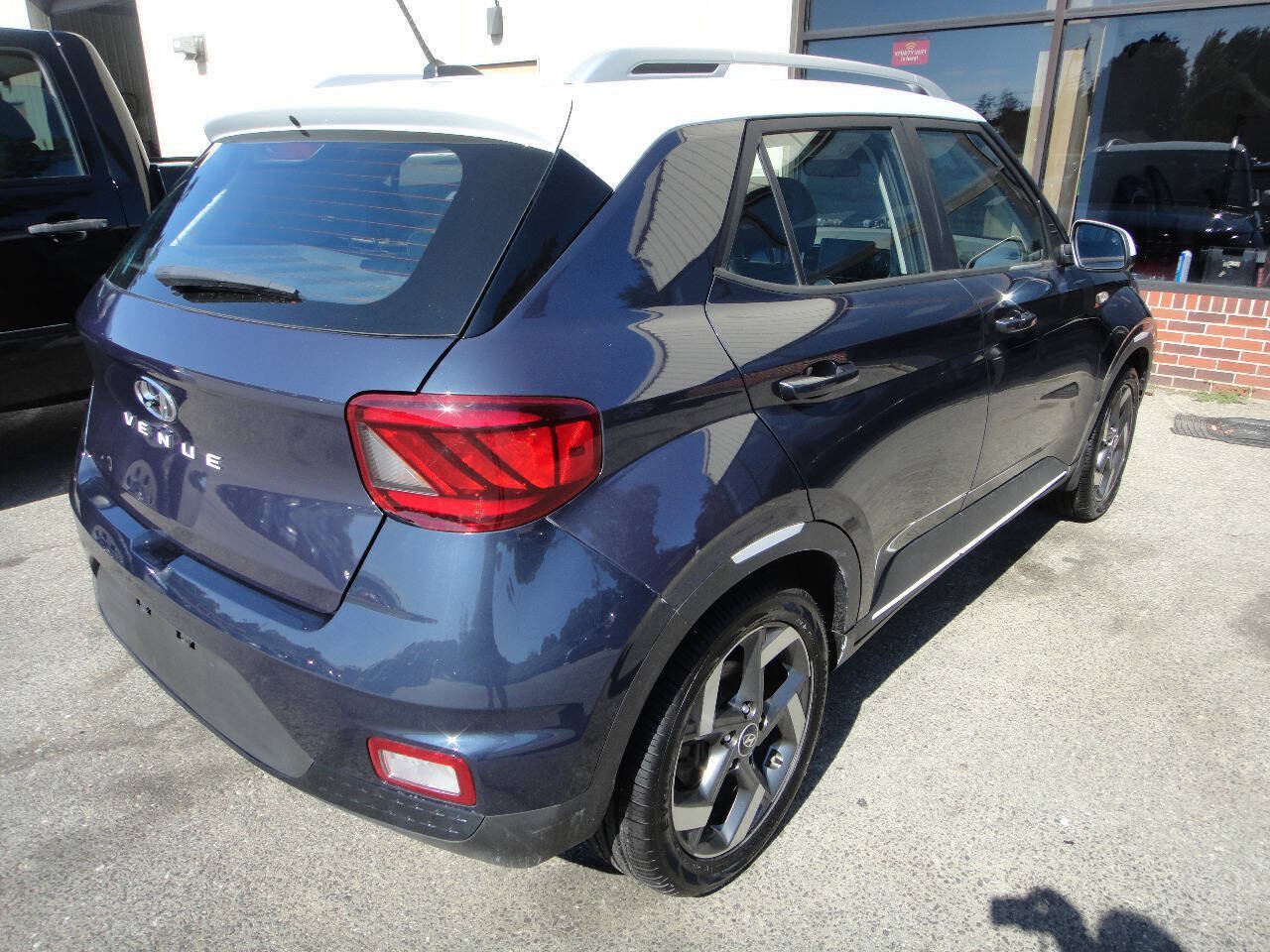 Used 2023 Hyundai Venue Limited FWD image 4