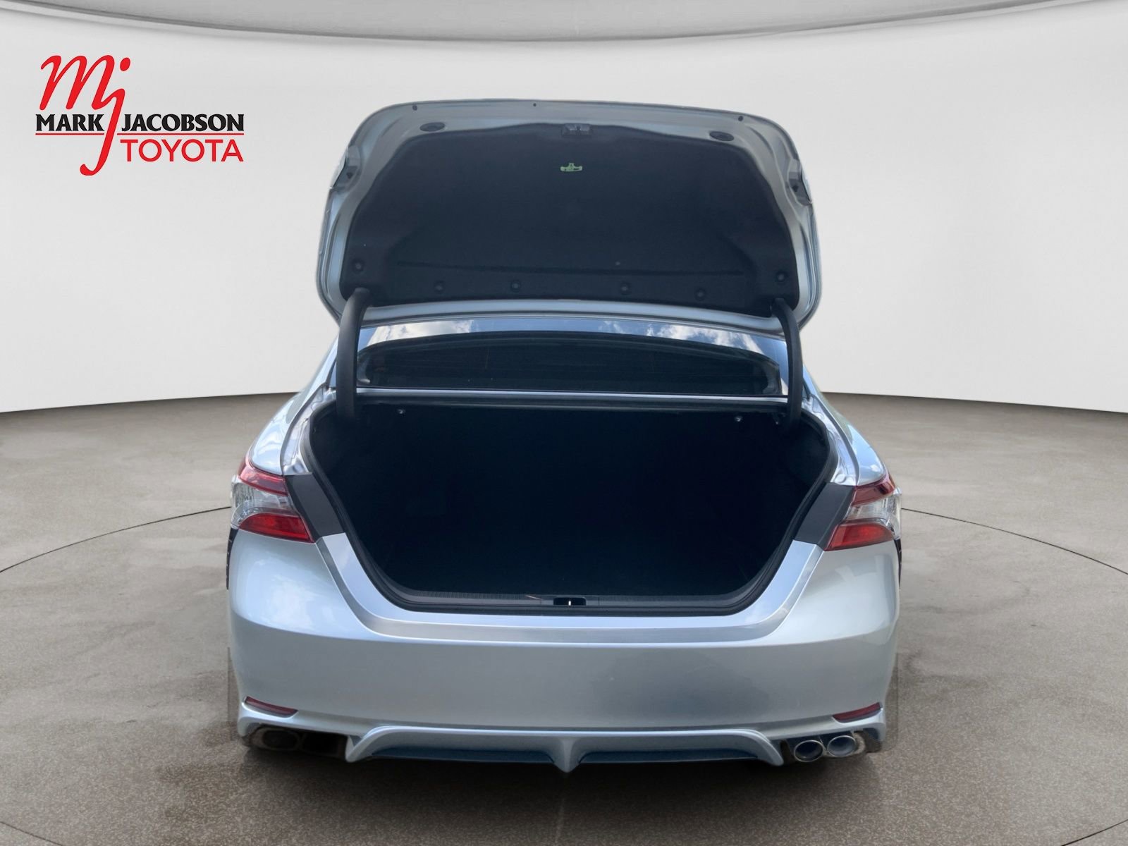 Used 2024 Toyota Camry SE w/ Cold Weather Package FWD image 13