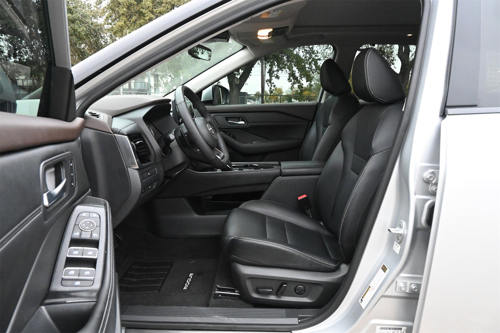 Used 2023 Nissan Rogue SL w/ SL Premium Package image 18