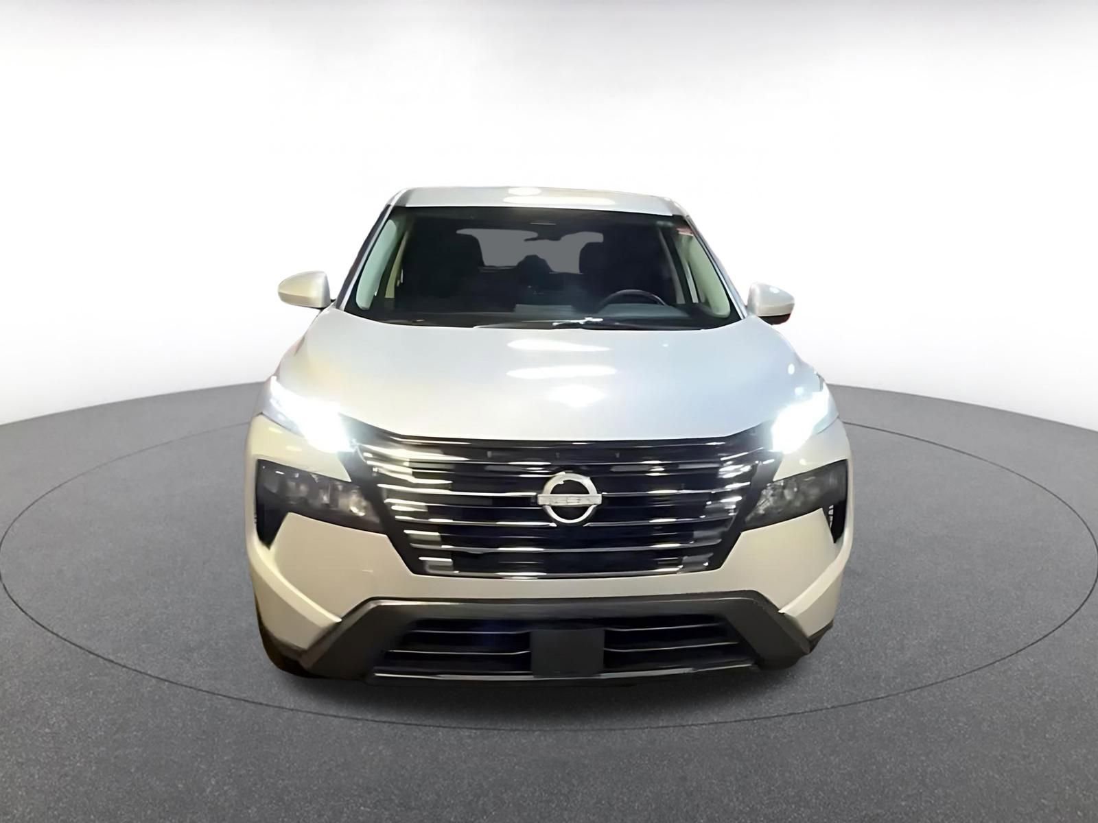 Used 2025 Nissan Rogue SV image 4