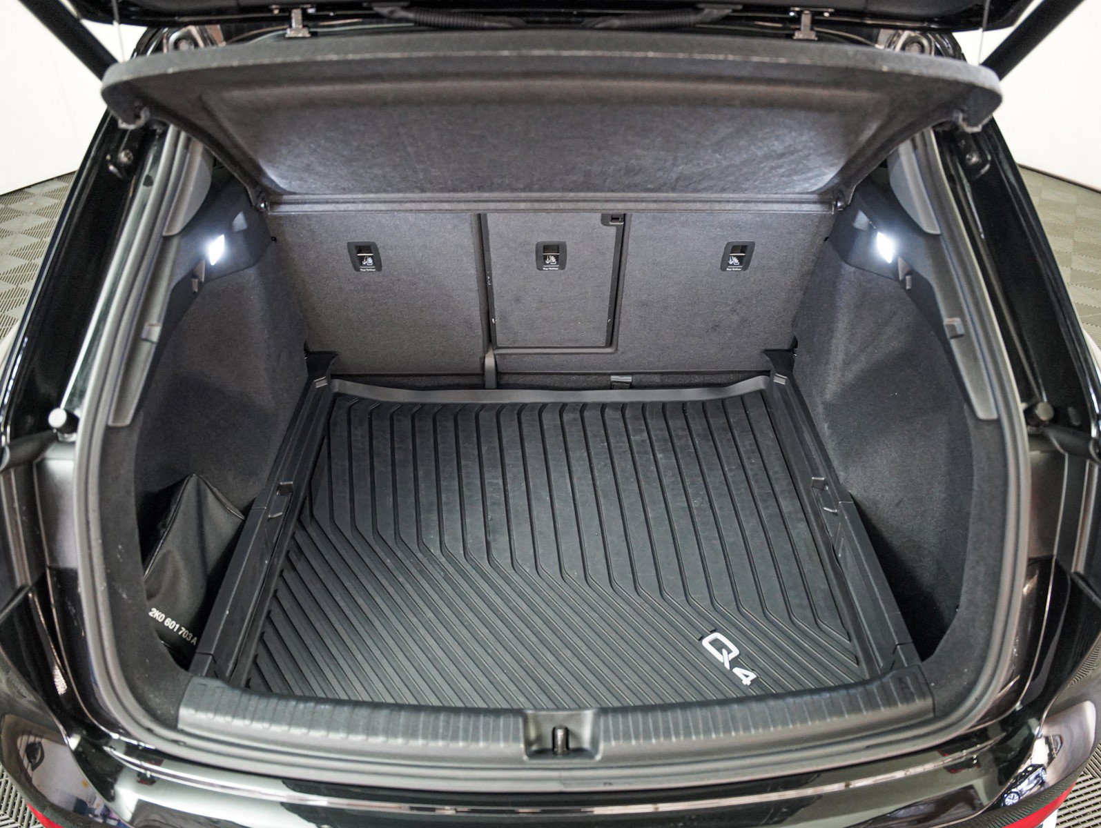 Used 2024 Audi Q4 e-tron Premium Plus w/ Premium Plus image 6