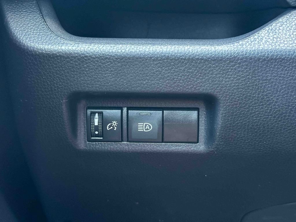 Used 2025 Toyota RAV4 XLE FWD image 35