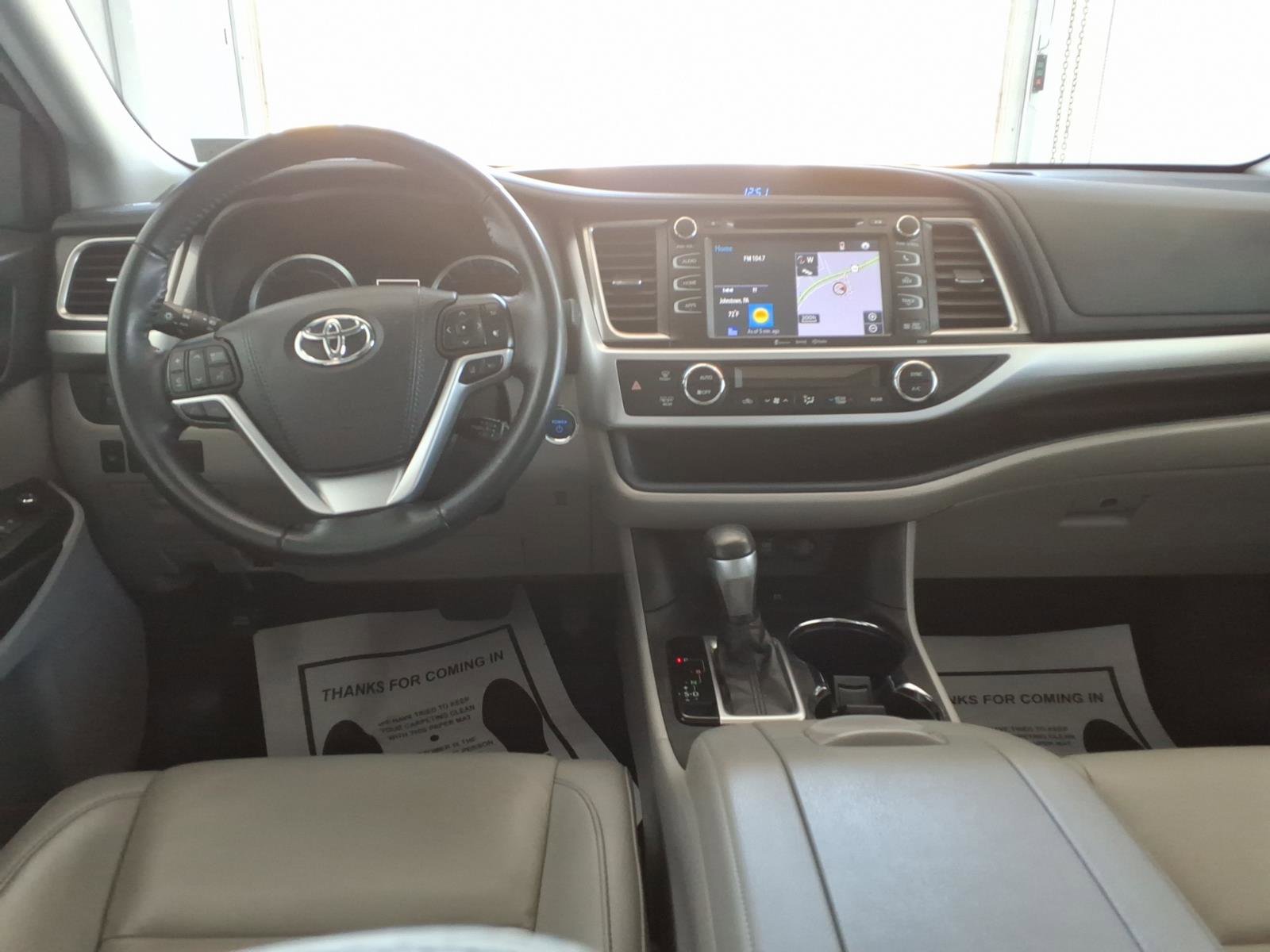 Used 2019 Toyota Highlander XLE AWD/4WD image 16