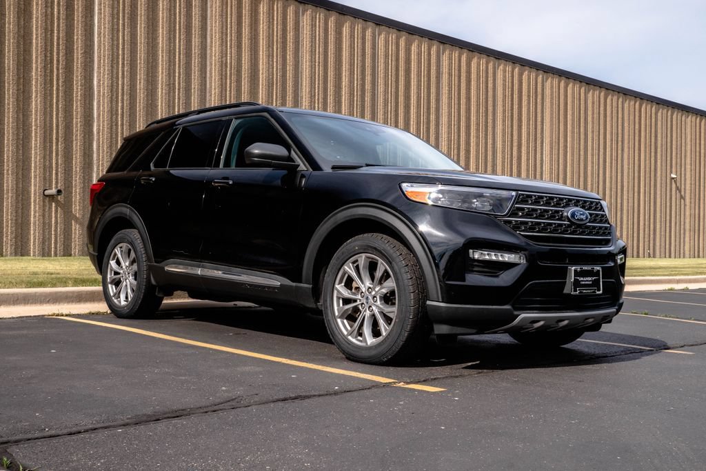 Used 2022 Ford Explorer XLT w/ Equipment Group 202A AWD/4WD image 2