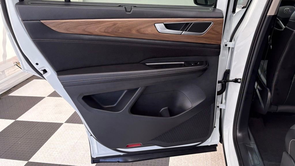 Used 2024 Volkswagen Atlas SE w/ Black Wheel Package image 21