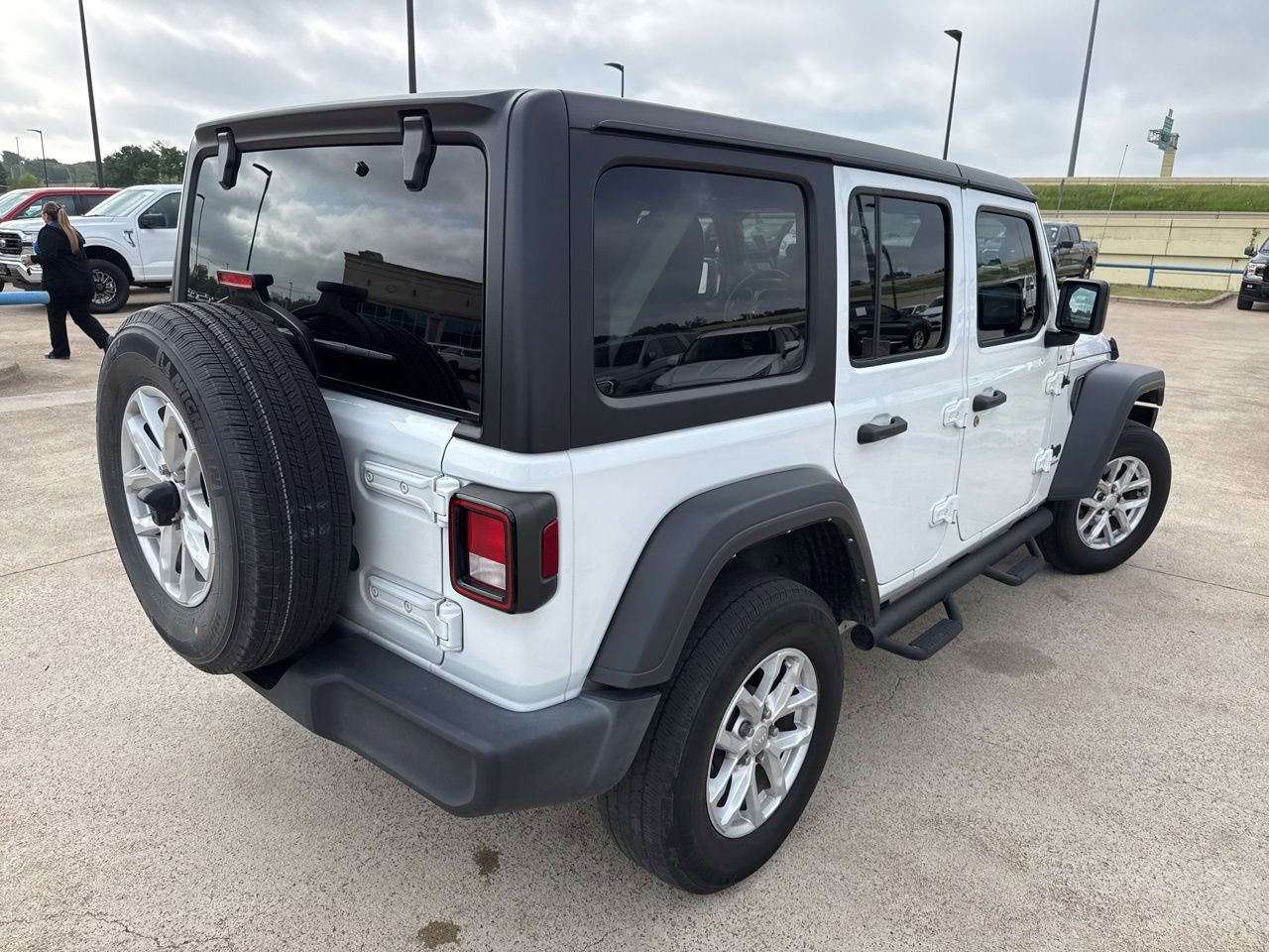 Used 2023 Jeep Wrangler Sport S image 11
