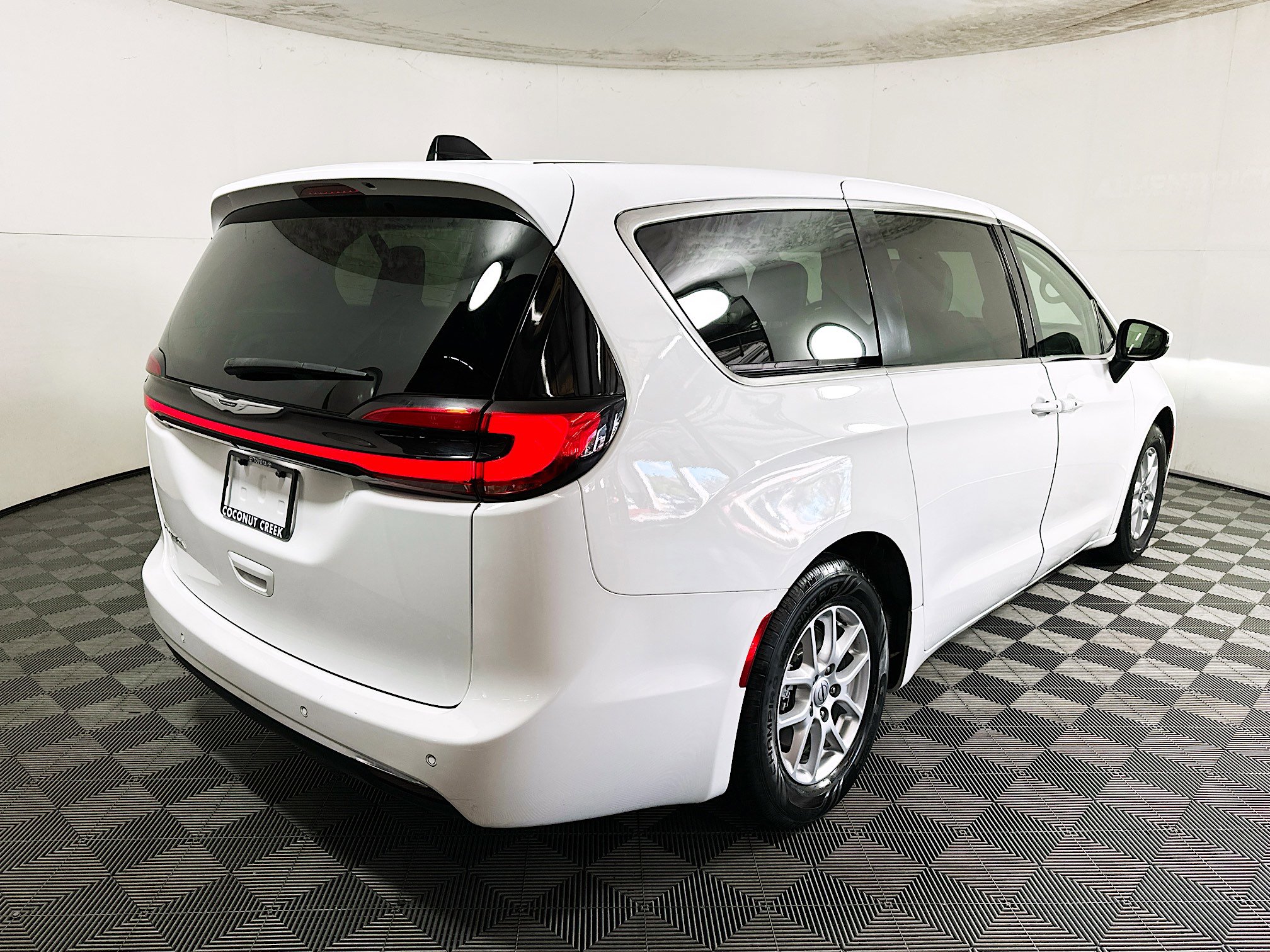 Used 2023 Chrysler Pacifica Touring-L image 3