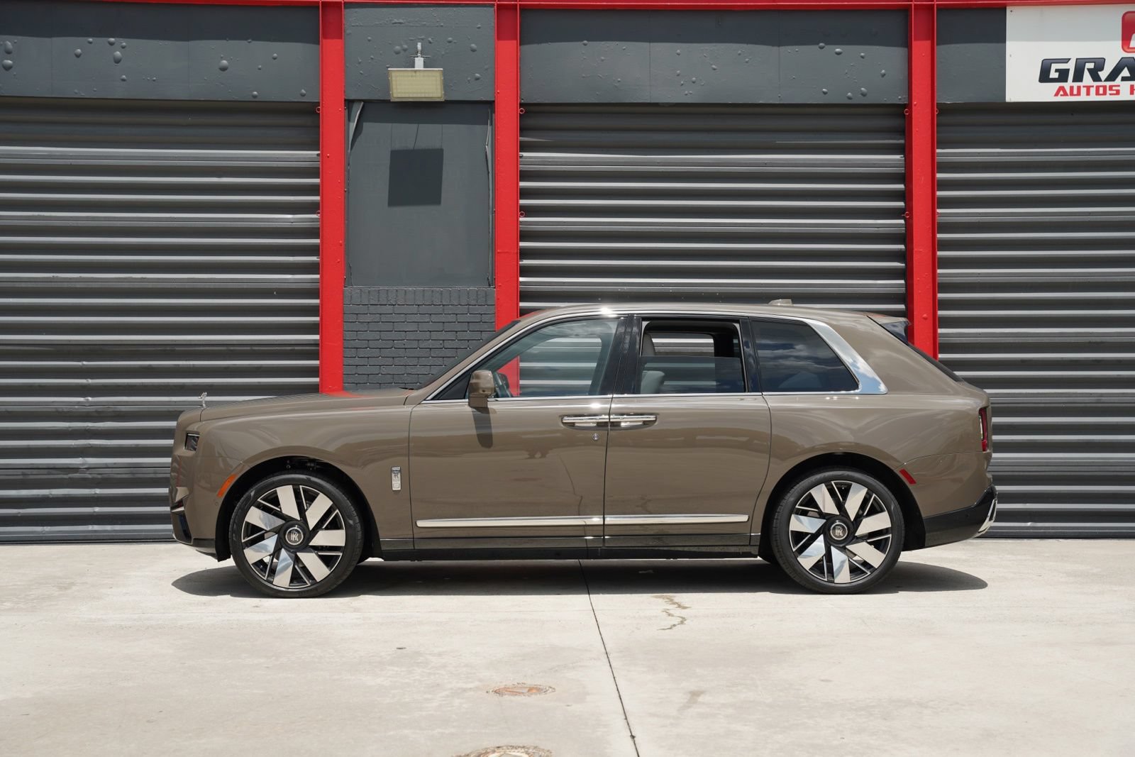 Used 2025 Rolls-Royce Cullinan AWD/4WD image 18