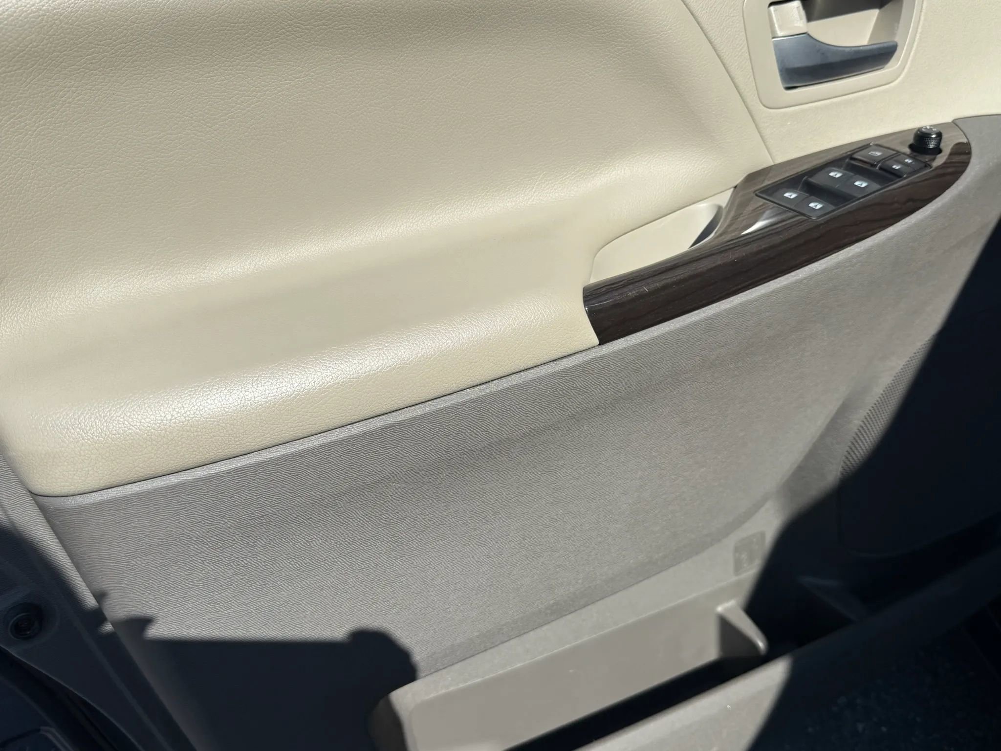 Used 2016 Toyota Sienna XLE Premium FWD image 13